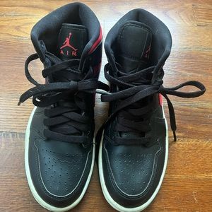 Red/black nike air jordan 1 mid